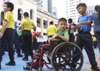 PEMERIKSAAN mata seawal mungkin adalah sangat penting kerana anak istimewa lebih cenderung 
untuk mempunyai masalah penglihatan. – GAMBAR HIASAN