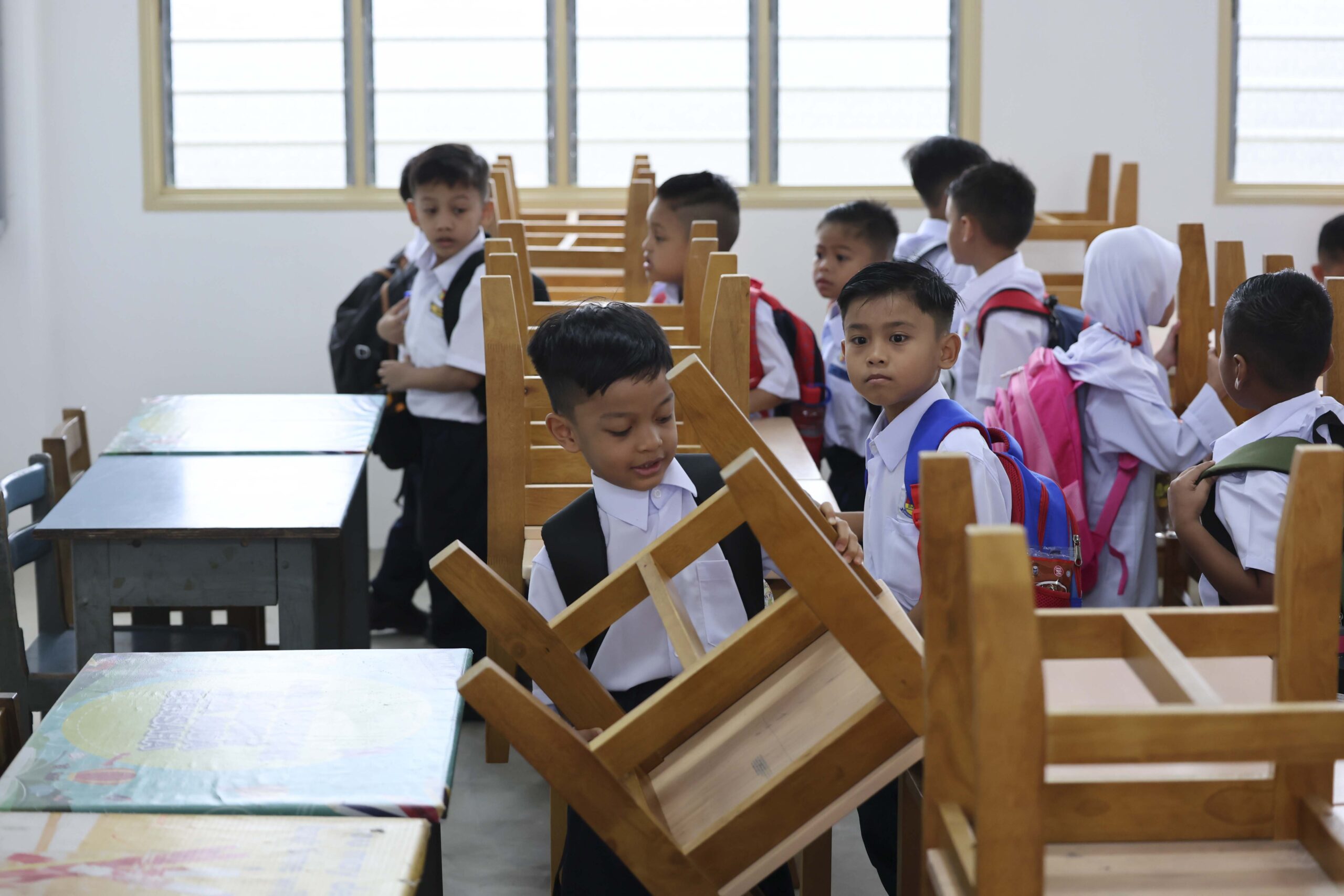 Wajibkan anggota pegawai Keselamatan dan Kesihatan Pekerjaan di semua sekolah