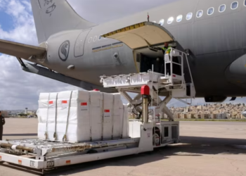 BEKALAN kemanusiaan Singapura dipunggah dari Pengangkutan Tangki Pelbagai Peranan (MRTT) Tentera Udara Republik Singapura di Amman, Jordan, kelmarin. -IHSAN MINDEF SINGAPURA