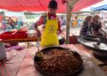 MUHAMAD Saiful Salleh lincah memasak menggunakan sebelah tangan di bazar Ramadan Gua Musang, padang Kompleks Serbaguna Majlis Daerah Gua Musang (MDGM), Kelantan-UTUSAN/AIMUNI TUAN LAH