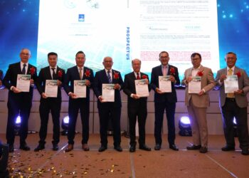 PENGARAH Urusan Kumpulan SBH Marine Holdings Berhad (SBH), Tan Boo Nam (enam dari kiri) dalam majlis pelancaran prospektus IPO syarikat tersebut di sini, semalam.