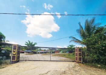 PINTU pagar penempatan ahli keluarga dan pengikut Ayah Pin yang ditutup di Kampung Bukit Kemiyung, Batu 13, Hulu Besut, Besut, Terengganu, semalam. - UTUSAN/PUQTRA HAIRRY ROSLI