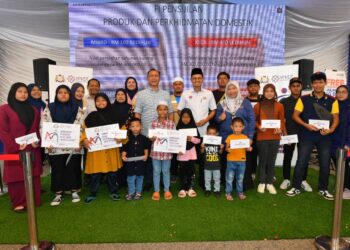 MOHD FARED MOHD KHALID (tengah) menyampaikan bantuan persekolahan kepada anak angkat makmur Johor ketika hadir ke program "MAINJ kan ada" di Maktab Rendah Sains Mara (MRSM) Batu Pahat hari ini