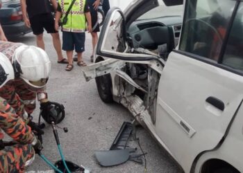 KEADAAN kereta Perodua Viva yang terlibat kemalangan mengorbankan dua individu di Menglembu, Ipoh semalam. - UTUSAN