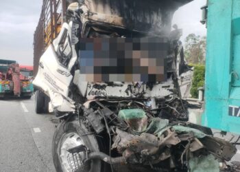KEADAAN lori yang terlibat kemalangan menyebabkan dua maut di KM 294.8 Lebuh Raya Utara-Selatan arah Utara di Kampar hari ini. - UTUSAN