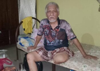 MOHD. MOHYI Mohd. Junid menunjukkan kaki kiri dipotong sehingga ke pangkal paha akibat kencing manis dan strok di Felda Kota Gelanggi 4 di Jerantut, Pahang.  –  UTUSAN/HARIS FADILAH AHMAD