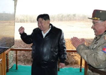 KIM Jong Un (kiri) menghadiri latihan tembakan roket ultra besar di Korea Utara.-AFP