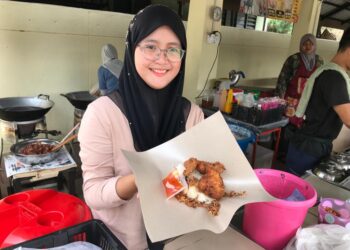 ROSNANI Mat menunjukkan pulut ayam yang dijual di Pasar Gok Kapur Kota Bharu, Kelantan-UTUSAN/ROSLIZA MOHAMED.
