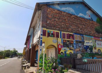 PEKAN Pengkalan Kempas yang terletak di Linggi, Port Dickson yang sebelum ini menjadi sebuah 'pekan mati' kini diceriakan dengan lukisan mural bagi menarik kehadiran pengunjung.-UTUSAN/MOHD. SHAHJEHAN MAAMIN.