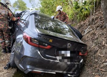 PASUKAN penyelamat berjaya mengeluarkan lima mangsa dari kereta Honda City yang terbabas sebelum masuk ke dalam longkang di Kampung Paya Keladan, dekat Jalan Temerloh-Jerantut di Temerloh, Pahang. - FOTO IHSAN JBPM PAHANG