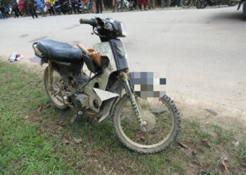 KEADAAN motosikal yang terlibat kemalangan di kilometer 48 Jalan Lipis-Merapoh dekat Kampung Petola di Lipis, Pahang. - IHSAN POLIS LIPIS