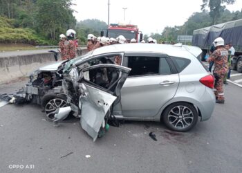 Keadaan Perodua Myvi yang remuk akibat merempuh bahagian tengah treler muatan air kotak menyebabkan seorang wanita maut dalam kejadian di Kilometer 35, Lebuh Raya Lingkaran Tengah Utama di Lipis, hari ini. - FOTO/IPD LIPIS