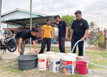 PENGHANTARAN air menggunakan lori tangki yang dilakukan ke rumah penduduk di Kampung Kuala, Papar, Sabah.