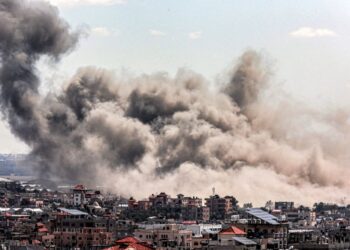 ASAP berkepul-kepul setelah dibom oleh tentera Israel di Rafah, selatan Gaza, kelmarin.-AFP