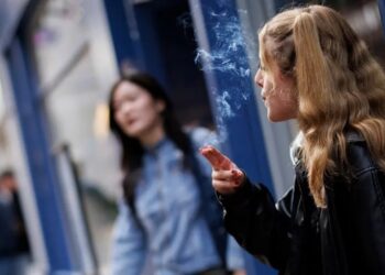 RANG undang-undang baharu UK digubal bagi menyekat tabiat merokok dalam kalangan remaja.-AGENSI