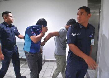 MOHD. Hasfyanizam Mansor (dua dari kiri) dan Mohamad Fazley Jaafar (dua dari kanan) dibawa keluar dari Mahkamah Sesyen Kuala Terengganu semalam. - UTUSAN/TENGKU DANISH PUQTRA HAIRRY