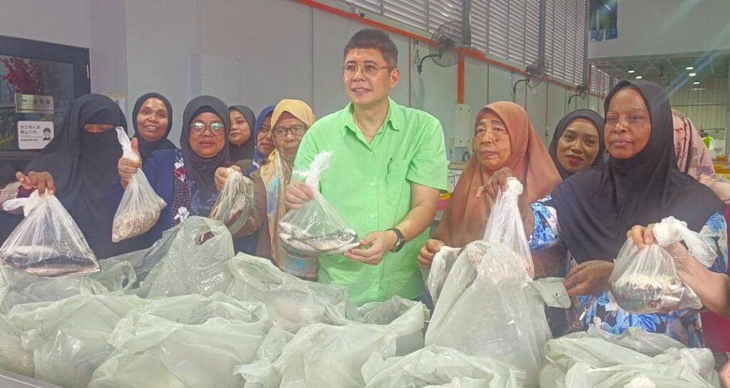 Ramadan: Ahli perniagaan sumbang 150kg makanan laut 