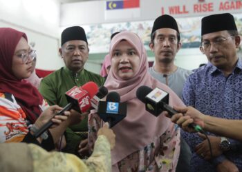 FADHLINA Sidek ditemui pemberita selepas merasmikan Program Hijrah Kasih ke-14 di SHG Telok Mas, Telok Mas, Melaka.
