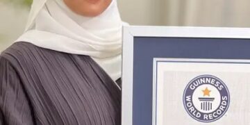 RITAJ Hussain Alhazmi bersama sijil rasmi Rekod Dunia Guinness kedua dimilikinya. 
– AGENSI