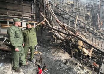 PEGAWAI penguat kuasa melihat keadaan di dalam Dewan Bandaraya Crocus yang musnah dalam serangan senjata api di Krasnogorsk, di luar Moscow.-AFP