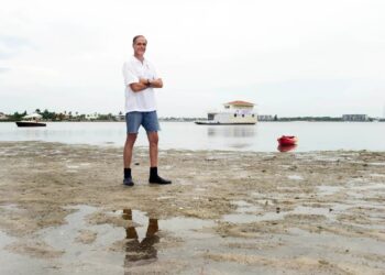 MAHKAMAH mengarahkan dok terapung milik Fane Lozman di Florida dialihkan.-AGENSI 