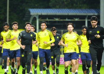 PEMAIN Harimau Malaya kembali menjalani latihan sebagai persiapan menentang Oman di Stadium Nasional Bukit Jalil (SNBJ), esok.-IHSAN FAM