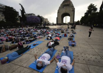 RATUSAN penduduk berbaring di dataran Monumen Revolusi di bandar Mexico City sempena Hari Tidur Sedunia.-AGENSI