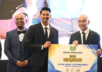 ABDUL Latif Romly (tengah) menerima insentif dari kerajaan negeri pada Majlis Penghargaan Atlet Negeri Perlis 2023 dan Pelancaran Road To Sukma dan Para Sukma Sarawak 2024 di Dewan Warisan, Kangar, Perlis semalam.