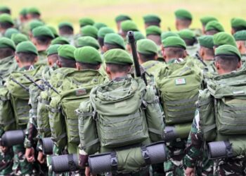 TENTERA Indonesia mengambil bahagian dalam acara kawad sebelum ditempatkan dalam operasi keselamatan di Papua.-AFP