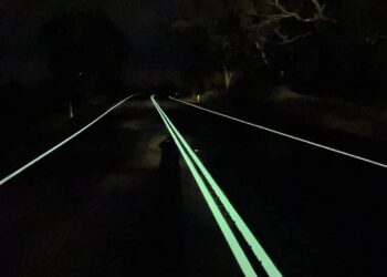 TEKNOLOGI garisan jalan bercahaya dalam gelap atau 'glow in the dark'.