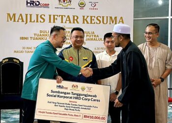 TUANKU Syed Faizuddin Putra Jamalullail berkenan berangkat menyempurnakan Majlis Iftar Kementerian Sumber Manusia Bersama Raja Muda Perlis 2024 di Masjid Tuanku Syed Faizuddin Putra Jamalullail.-UTUSAN