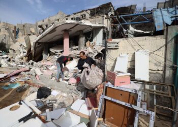 PENDUDUK Palestin mengeluarkan barangan mereka daripada serpihan kediaman yang runtuh di Rafah di selatan Semenanjung Gaza.-AFP