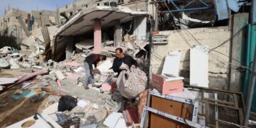 PENDUDUK Palestin mengeluarkan barangan mereka daripada serpihan kediaman yang runtuh di Rafah di selatan Semenanjung Gaza.-AFP