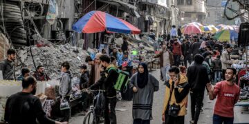 PENDUDUK Palestin membeli barang keperluan di pasar terbuka berhampiran runtuhan di Gaza City.-AFP