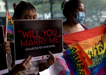 PENUNJUK perasaan menyertai protes mengiktiraf perkahwinan sejenis di Bangkok, Thailand.-AFP