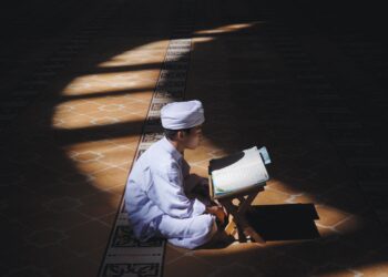 RAMADAN merupakan 
waktu yang tepat untuk audit, 
muhasabah dan memperbaiki 
diri dan menjadikan al-Quran 
sebagai panduan. - UTUSAN/
FAUZI BAHARUDIN