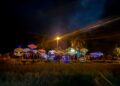SEKUMPULAN penduduk bermain wau pada waktu malam yang dihiasi dengan lampu LED berikutan cuaca panas pada sebelah siang di Kampung Panchor, Pendang.