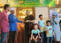 ) KADHAR Shah Abdul Razak (dua dari kiri) pada majlis meraikan keluarga tersebut serta pemberian sumbangan Aidilfitri di restoran Nash Bistro Bandar Perda, Bukit Mertajam, Pulau Pinang.-UTUSAN/IQBAL HAMDAN