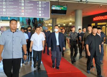 TUANKU Syed Faizuddin Putra Jamalullail  (tengah) selamat berangkat tiba di Lapangan Terbang Tawau bagi mengetuai Eks PerBah 2024 hari ini - UTUSAN/SYED AZLAN SAYID HIZAR