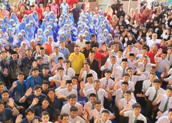 TUANKU Syed Faizuddin Putra Jamalullail bergambar bersama ratusan pelajar SMK Balung di Tawau, Sabah semalam. UTUSAN/SYED AZLAN SAYID HIZAR