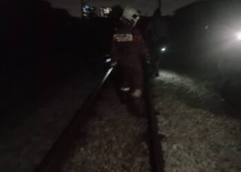 ANGGOTA bomba dalam operasi kejadian tiga lelaki Bangladesh maut dilanggar komuter selepas menceroboh landasan di Kajang, Selangor malam tadi. - IHSAN BOMBA