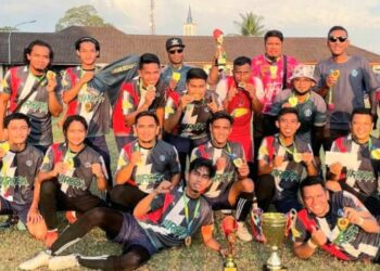 PASUKAN Lahar Kepar FC bergambar kenangan selepas dinobatkan sebagai juara Liga Kadun Penaga atau Piala Dato’ Seri Reezal Merican di Kepala Batas, Pulau Pinang baru-baru ini.