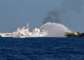 Kapal Pengawal Pantai China menembak meriam air ke arah kapal bekalan semula Filipina, Unaizah 4 Mei yang dalam perjalanan ke misi bekalan semula di Second Thomas Shoal di Laut China Selatan, 5 Mac lalu. -REUTERS