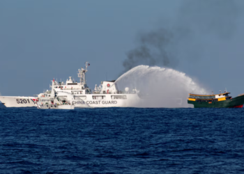 Kapal Pengawal Pantai China menembak meriam air ke arah kapal bekalan semula Filipina, Unaizah 4 Mei yang dalam perjalanan ke misi bekalan semula di Second Thomas Shoal di Laut China Selatan, 5 Mac lalu. -REUTERS