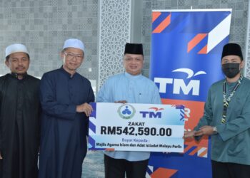 TUANKU Syed Faizuddin Putra Jamalullail dipersembahkan sumbangan zakat oleh TM dalam satu majlis di Masjid Tuanku Syed Faizuddin Putra Jamalullail Batu 5 Jalan Kuala Perlis, semalam.-UTUSAN