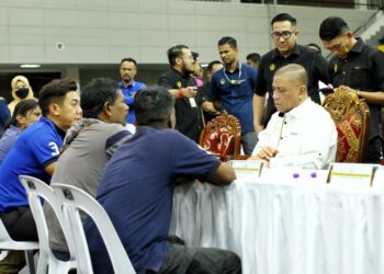 SAARANI Mohamad  ketika mendengar aduan orang ramai semasa Program Bertemu Pelanggan Kerajaan Negeri Perak pada Jun tahun lalu.