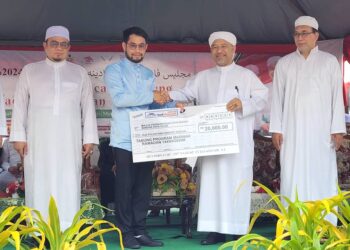 MOHD. Nassuruddin Daud (dua dari kanan) menerima mock cheque dari penyumbang-penyumbang pada Majlis Pelancaran Tabung Madinah Ramadan di Dataran Medan Ilmu, Kota Bharu, Kelantan hari ini. UTUSAN/MUSTAQIM MOHAMED