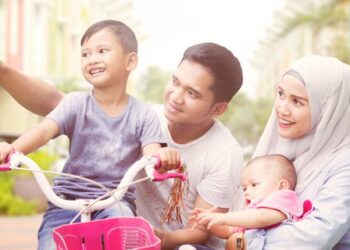 PENTINGNYA anak-anak tidak rasa diabaikan dan sendirian walaupun ibu bapanya sudah tidak 
bersama-sama lagi. – GAMBAR HIASAN