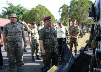 TUANKU Syed Faizuddin Putra Jamalullail  berkenan berangkat menghadiri Sesi Taklimat Eks PERBAH 2024 yang diadakan di Dewan BAKAT Kem Bukit Keteri, semalam.-UTUSAN