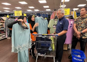 ACRYL Sani beramah mesra bersama anak-anak Pertubuhan Rahoma Darul Fakir diraikan sempena program Kongsi Rezeki Ramadan 2024 di Subang Jaya, semalam.